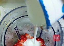 草莓奶昔的做法图解3