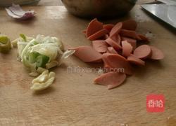 菠菜火腿肠的做法图解1