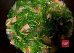 猪肝菠菜枸杞汤的做法图解3