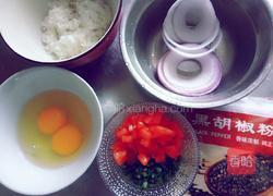 洋葱圈鸡蛋米饭饼的做法图解1