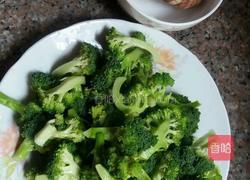 西兰花炒腊肠的做法图解1