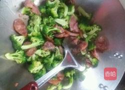 西兰花炒腊肠的做法图解3
