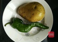 青椒炒土豆片的做法图解1