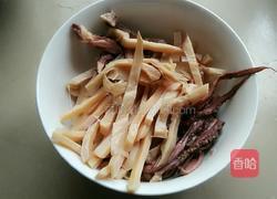 鱿鱼炒蒜苔的做法图解2