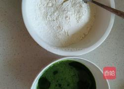 菠菜汁卷饼的做法图解1