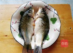 鲫鱼炖蛋的做法图解1