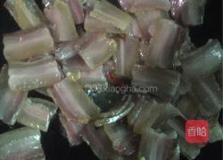荷兰豆炒腊肉的做法图解3