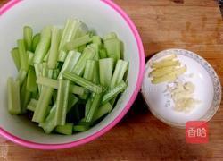 西芹炒肉丝的做法图解1