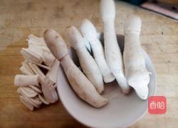鸡腿菇炒肉片的做法图解1