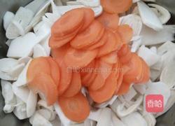 鸡腿菇炒肉片的做法图解2