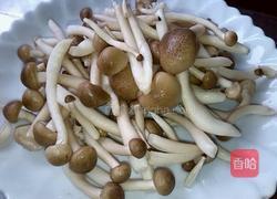 蟹味菇炒小油菜的做法图解1