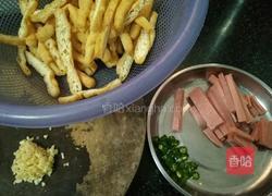油豆腐炒火腿的做法图解2
