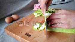 西葫芦炒鸡蛋的做法图解1