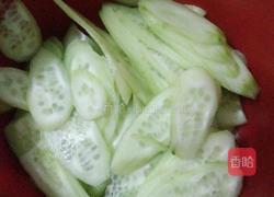 青瓜炒肉片的做法图解2