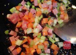 五彩缤纷炒饭的做法图解7