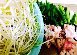 葱香花肉炒银芽的做法图解1