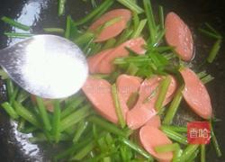 香肠炒香芹的做法图解7