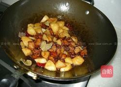 土豆闷红烧肉的做法图解3