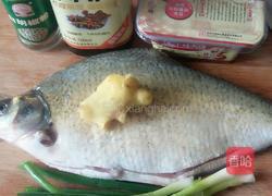 黄豆酱蒸鱼的做法图解1