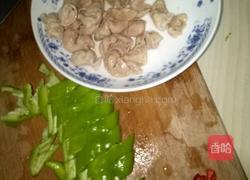 青椒肥肠的做法图解1