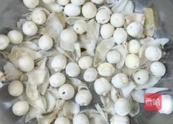 银耳莲子百合粥的做法图解2