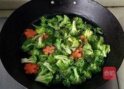 胡萝卜炒西兰花的做法图解2