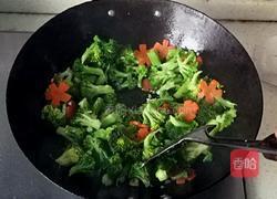 胡萝卜炒西兰花的做法图解4
