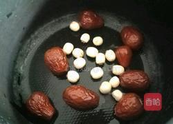 马蹄桂圆莲子羹的做法图解3
