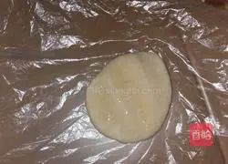 Illustration of how to make homemade spring roll wrappers 4