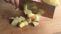 土豆炖鸡块的做法图解2