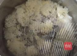 银耳雪梨汤的做法图解1