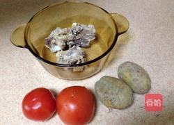 西红柿土豆骨汤的做法图解1