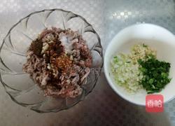 豆芽肉丝焖饼的做法图解1