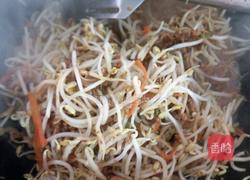 豆芽肉丝焖饼的做法图解4
