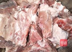 排骨炖豆角的做法图解1