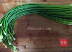 腊肠炒蒜苗的做法图解1