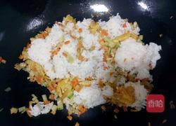 胡萝卜黄瓜蛋炒饭的做法图解5