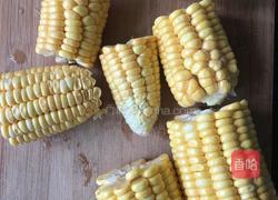 牛奶玉米的做法图解2