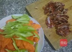 胡萝卜炒香肠的做法图解1