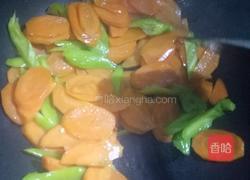 胡萝卜炒香肠的做法图解2