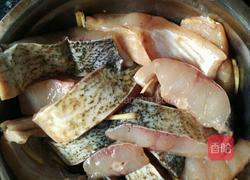 砂锅焖鱼的做法图解1