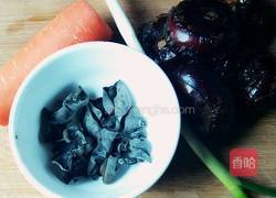 胡萝卜木耳炒荸荠的做法图解1