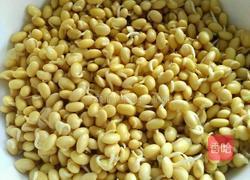 黄豆芽炒肉皮的做法图解1