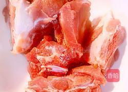 青菜骨头汤的做法图解1