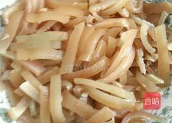 黄豆芽炒肉皮的做法图解2