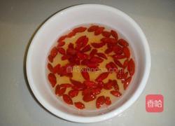 蔓越莓红枣枸杞牛奶的做法图解2