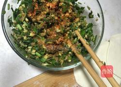 韭菜鸡蛋香菇鲜肉盒子的做法图解3