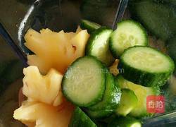 黄瓜菠萝汁的做法图解2