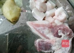 草菇炒肉的做法图解1