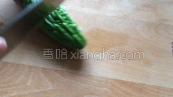 苦瓜炒肉的做法图解1